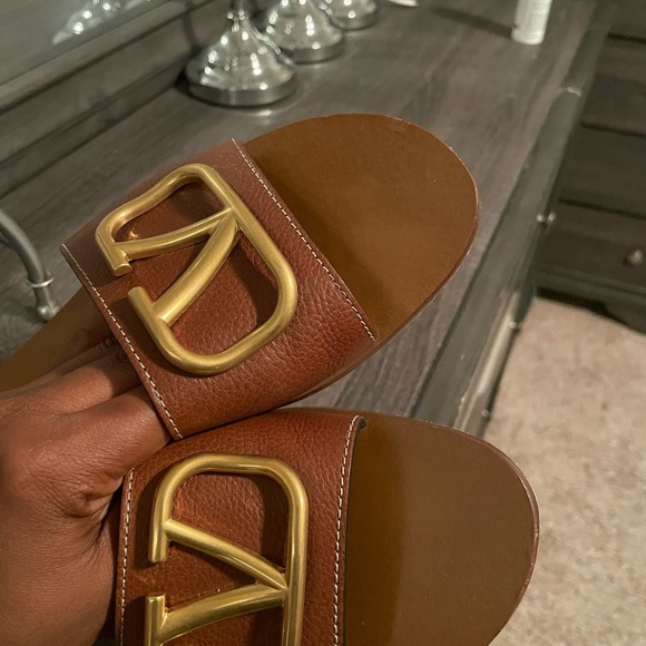 Authentic V Logo Slides - Picture 6 of 10